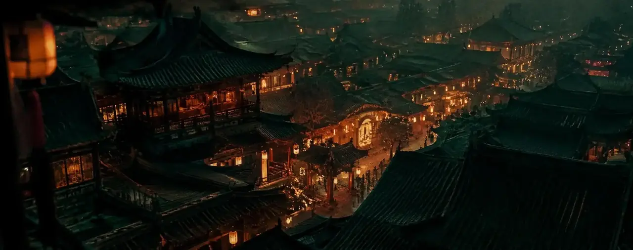 黄果剧场类型频道页头背景：夜色中的古装城市屋顶与灯笼